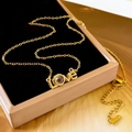 Goldene LOVE-Halskette mit Projektionsstein in rosa Geschenkbox zum Muttertag - LOVE Projektion (XL1329) / Gold