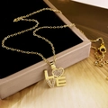 Elegante goldene Halskette mit LOVE-Anhänger, Herz-Kristallbesatz und feiner Kette - LOVE (XL1899) / Gold