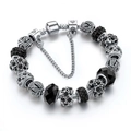 Vue détaillée du bracelet DIY avec cristaux noirs et perles argentées travaillées - Noir