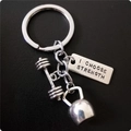 Vue macro du porte-clés fitness avec haltère et inscription I CHOOSE STRENGTH gravée - Combo Barre Kettlebell et Plaque Motivationnelle (10#)