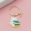 Porte-clés de remise de diplôme 2025 avec anneau doré, livres et breloque cerisier - Motif Livres Empilés Et Fleurs De Cerisier (2025)