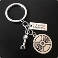 Détail d'un porte-clés fitness en argent vieilli avec haltère et plaque gravée - Ensemble Plaque Motivationnelle I CHOOSE STRENGTH (8#)