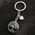Gros plan du pendentif arbre de vie et du charme cœur Thank You sur un porte-clés métal - Style Porte-clés Arbre de Vie Merci