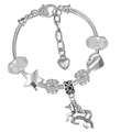 Detalle de la pulsera plateada de serpiente con dijes de unicornio y estrellas - 16cm / Blanco