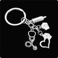 Portachiavi medico in argento con siringa e stetoscopio su uno sfondo nero raffinato - Siringa Borsa Medica Stetoscopio Cappello da Infermiera(1#)