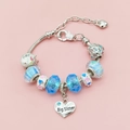 Détail du bracelet à breloques argenté avec perles bleues et pendentif cœur Big Sister - Style Cœur Bleu