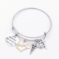 Pulsera médica ajustable con dijes de enfermera y jeringuilla sobre fondo blanco - Dorado