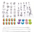 Details van DIY-bedelarmbandset met regenboogkralen en zilveren legering hangers - Regenboog Bubbel DIY Kralenset
