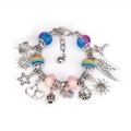 DIY bedelarmband met kroon- en eenhoornhangers in levendige blauwe en paarse tinten - Blauw Paars Verloop Armband