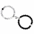 Dettaglio macro dei braccialetti di coppia con perle bianche e nere e chiusura a cuore - Turchese Bianco Pietra Opaca