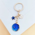 Détail du porte-clés zodiaque Vierge avec breloques lune étoilée bleue et cœur doré - Scorpion