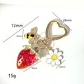 Vue détaillée du porte-clés fraise en résine avec marguerite, abeille et dimensions - Style Abeille Fraise et Marguerite