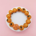 Halloween Armband mit orangefarbenen Perlen, Spinnennetz-Muster und Kürbis-Anhänger - Kürbis & Spinne Stil