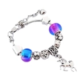 Silbernes Schlangenarmband mit violetten Glasperlen und einem Einhorn-Anhänger - bunt