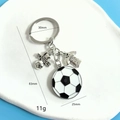 Vue détaillée des dimensions du porte-clés de football avec diamètre de l'anneau - Football Argent Antique 3