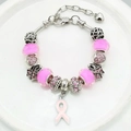 Rosa Schleifen Armband mit Harzperlen und funkelnden Herzanhängern aus Kristall - 19+5cm / Rosa Serie