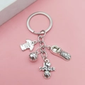 Détails macro de breloques de football en argent vintage et chaussure sur porte-clés - Football 3D en Alliage 5