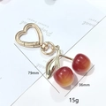 Vue détaillée du pendentif cerise avec dimensions 79x36mm et fermoir coeur à ressort - Grande Boucle En Forme De Cœur En Or Kc Rouge Et Jaune Cerise