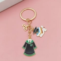 Détail d'un porte-clés de remise de diplôme 2025 avec toge dorée et breloque de mortier - Toge de Remise des Diplômes (Style Vert) (3#)