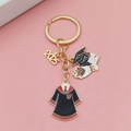 Détail d'un porte-clés de remise de diplôme 2025 avec pendentifs toge et mortier - Toge de Remise des Diplômes (Style Rouge) (4#)