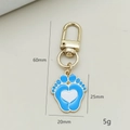 Detailweergave van blauwe voetafdruk sleutelhanger met afmetingen en gouden legering - D-Ring Sluiting Met Hart Voetafdruk