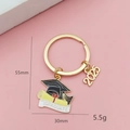 Vue détaillée de la taille du porte-clés chapeau de diplômé 2025 en alliage doré - Toque De Diplômé Et Rouleau De Diplôme (2025)