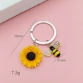Vue détaillée des dimensions du porte-clés tournesol et abeille avec des cristaux - Style Anneau de Clé Tournesol Abeille Strass