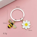 Détails du porte-clés abeille et marguerite avec dimensions et breloques émaillées - Style Marguerite Abeille