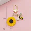 Vue détaillée du porte-clés tournesol abeille avec dimensions 62mm long et 23mm large - Style Boucle en D Tournesol Abeille Strass