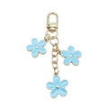Lichtgouden sleutelhanger met drie hemelsblauwe emaille bloemenhangers op witte basis - Drievoudige Bloem Hanger / Blauwe Bloem
