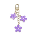 Exquise paarse bloem sleutelhanger met gouden D-ring sluiting en emaille hangers - Drievoudige Bloem Hanger / Paarse Bloem