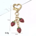 Vue détaillée du porte-clés fraise en résine avec une hauteur de 77 mm et un poids de 6,8 g - Style Triple Fraise Boucle Coeur