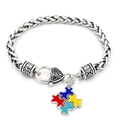 Vue détaillée du pendentif puzzle sur le bracelet de sensibilisation à l'autisme - Style de Puzzle en Émail