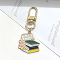 Portachiavi laurea in lega dorata con libri in smalto e fiori di ciliegio rosa - Stile Libro E Fiore Di Ciliegio