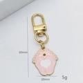 Llavero de huella de bebé en rosa y dorado con corazón blanco y cierre de langosta - Estilo hebilla de puerta / Huella Corazón Rosa Cierre Langosta