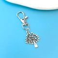 Porte-clés arbre de vie en argent avec fermoir mousqueton sur fond bleu décoratif - Style Fermoir Mousqueton Pommier