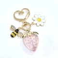 Porte-clés fraise rose avec petite abeille et marguerite sur anneau en cœur doré - Abeille Fraise Rose avec Strass Boucle Coeur