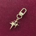 Porte-clés étoile dorée à quatre branches avec fermoir en D sur velours rouge - Boucle Étoile Or KC (A1)