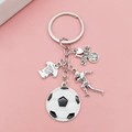 Porte-clés de football argenté avec charms maillot et athlète sur un fond rose élégant - Ensemble Football Argent Antique 4