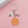Portachiavi basket arancione smaltato con ciondoli a canestro e palla su sfondo rosa - Stile Pallacanestro 8