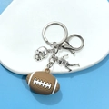 Porte-clés rugby avec ballon marron et pendentifs sportifs en métal argenté - Rugby 3D en Gomme Souple 2