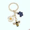Porte-clés abeille et marguerite dorée avec breloque nid d'abeille bleue - Style Nid d'Abeille Bleu