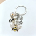 Porte-clés abeille et marguerite avec émail jaune et breloques en strass brillants - Style Abeille Petite Marguerite