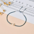 Pulsera japonesa de cuentas Miyuki azul oscuro con detalle de perla blanca central - Azul Profundo (QQ427)