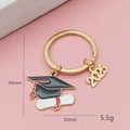 Porte-clés de remise de diplôme 2025 doré avec breloque chapeau et certificat - Combinaison Toque De Diplômé Et Certificat (2025)