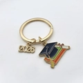 Porte-clés de remise de diplôme 2026 doré avec toque bleue, livres et parchemin - Combinaison Toque De Diplômé Livres Et Certificat (2026)