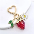 Porte-clés fraise avec fermoir cœur doré, marguerite blanche et petites feuilles - Fraise Rouge Transparente Anneau Cœur