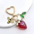 Porte-clés fraise et abeille avec fermoir en forme de cœur doré et breloque en émail - Fraise Rouge Translucide Abeille Anneau Cœur