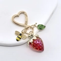 Porte-clés fraise avec fermoir cœur, abeille et feuilles en dégradé rouge - Fraise Dégradé Rouge Violet Abeille Anneau Cœur