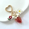 Porte-clés cœur doré avec fraise rouge, marguerite blanche et pendentifs - Fraise Rouge Translucide Fleur Anneau Cœur